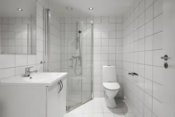 Bad med servant og toalett, leilighet H0308, Hallingtunet i Flå.