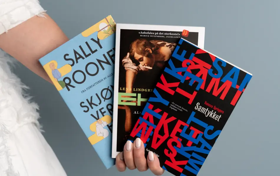 Hånd som holder tre bøkera