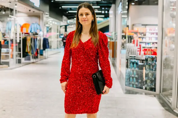 Dame i antrekk til nyttårsaften