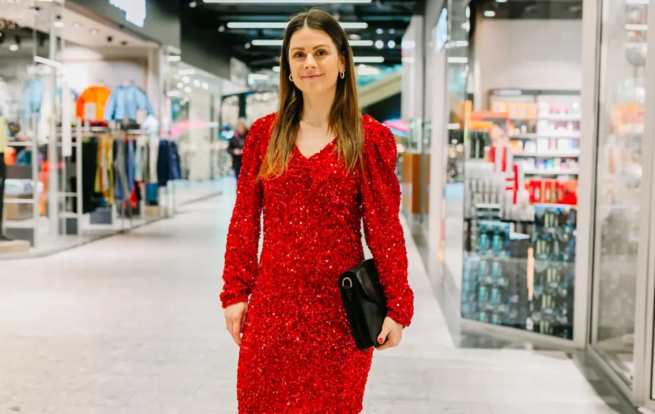 Dame i antrekk til nyttårsaften