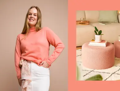 Damemodell i fersken høyhalset genser, interiørbilde med ferskenfarget puff