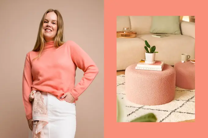 Damemodell i fersken høyhalset genser, interiørbilde med ferskenfarget puff