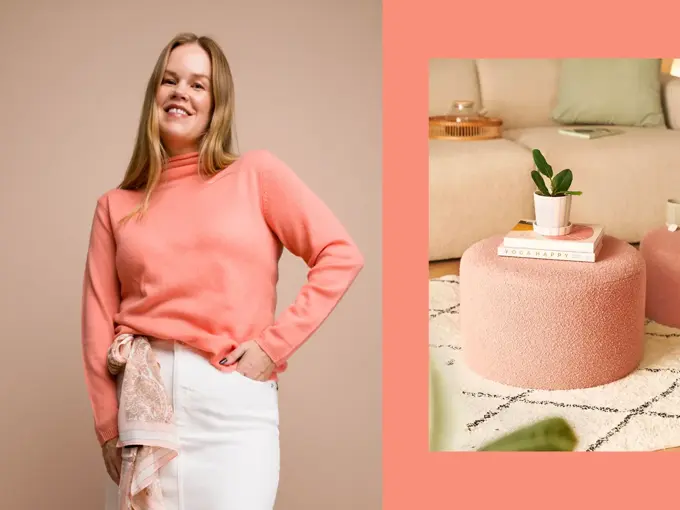 Damemodell i fersken høyhalset genser, interiørbilde med ferskenfarget puff