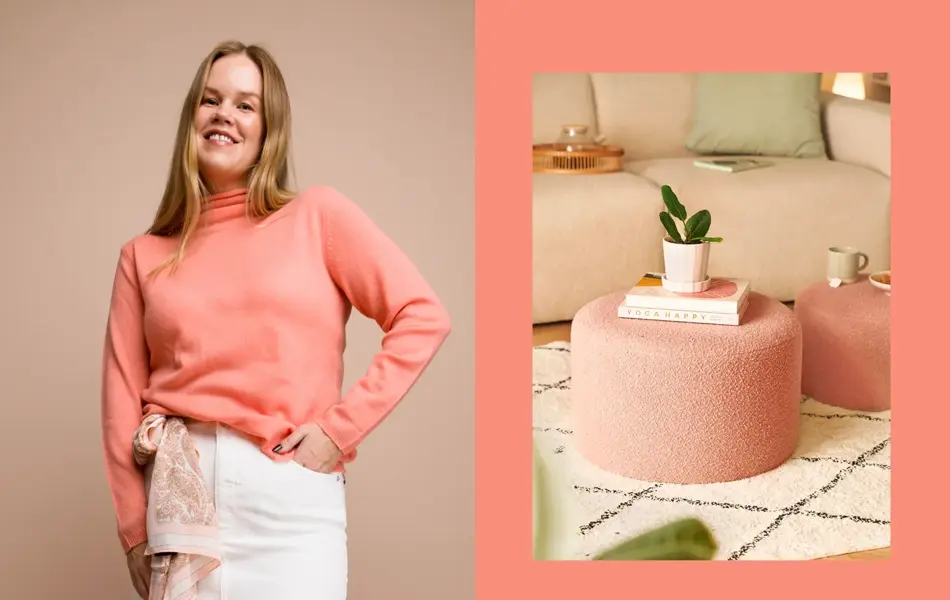 Damemodell i fersken høyhalset genser, interiørbilde med ferskenfarget puff