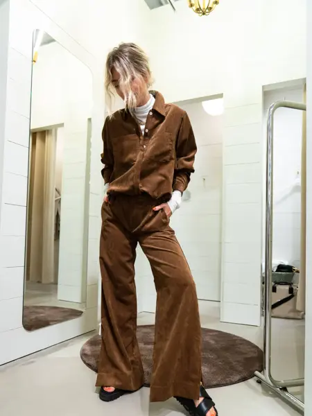 Ung kvinne som poserer et brunt kordsett inspirert av 70-tallet