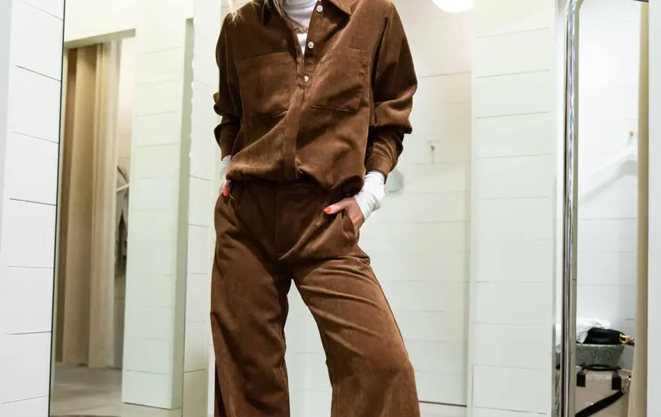 Ung kvinne som poserer et brunt kordsett inspirert av 70-tallet