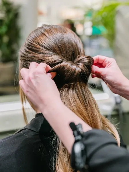 Dame med hår stylet og spenner i håret