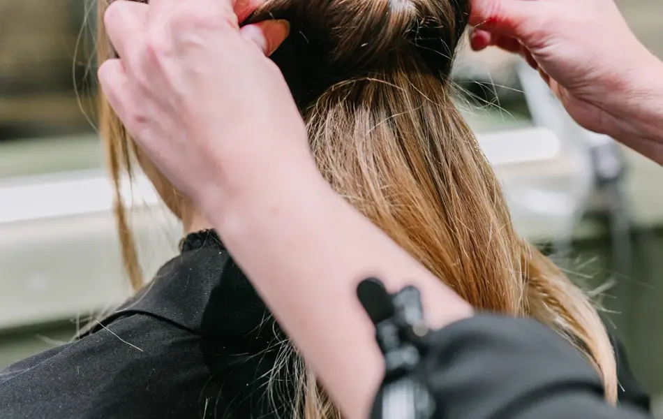 Dame med hår stylet og spenner i håret