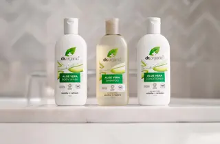 Tre flasker med body wash, sjampo og balsam fra Dr. Organic.