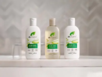 Tre flasker med body wash, sjampo og balsam fra Dr. Organic.