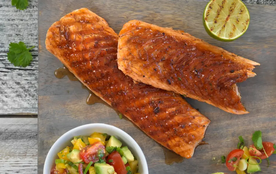 Grillet laks med frisk mangosalsa på et fat med lefser