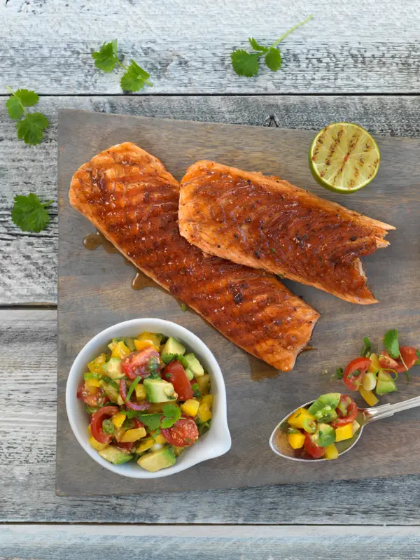 Grillet laks med frisk mangosalsa på et fat med lefser
