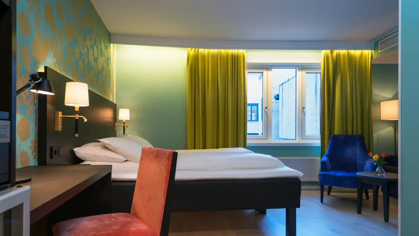Skrivebord og seng i superior rom på Thon Hotel Nidaros i Trondheim