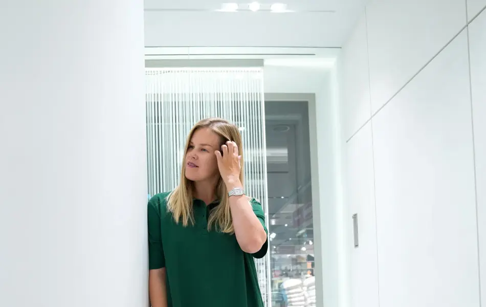 Jente med blondt hår, har på seg en knelang grønn kjole