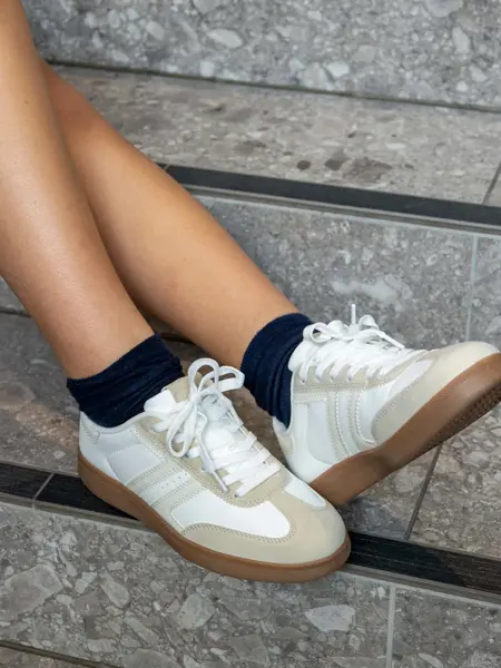 Bilde av barn i klær til skolestart