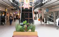 Bildet viser kjøpesenteret AMFI Knarvik og et utvalg av butikkene på senteret.
