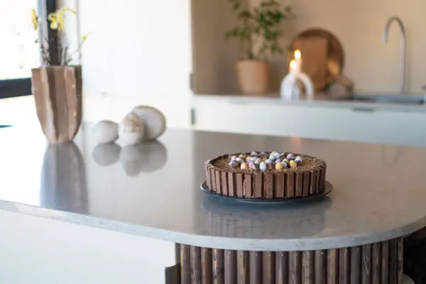 kvikklunsjkake på kjøkkenbenk