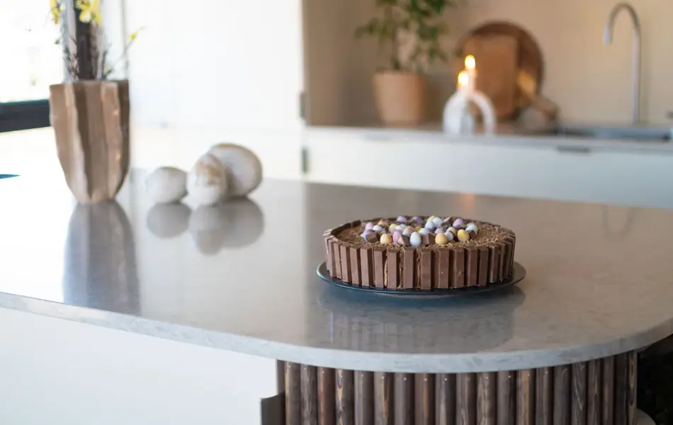 kvikklunsjkake på kjøkkenbenk