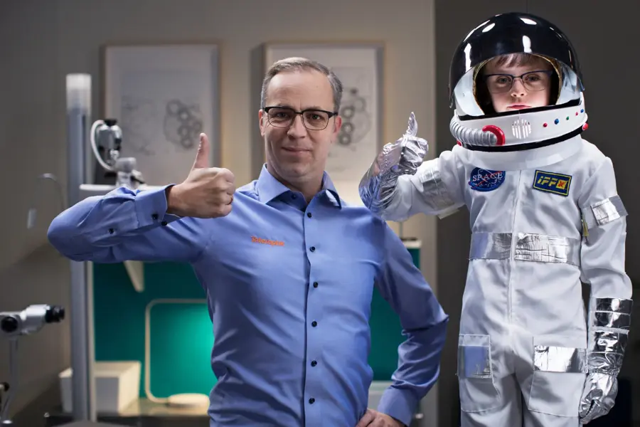 En mann og et barn med tommel opp