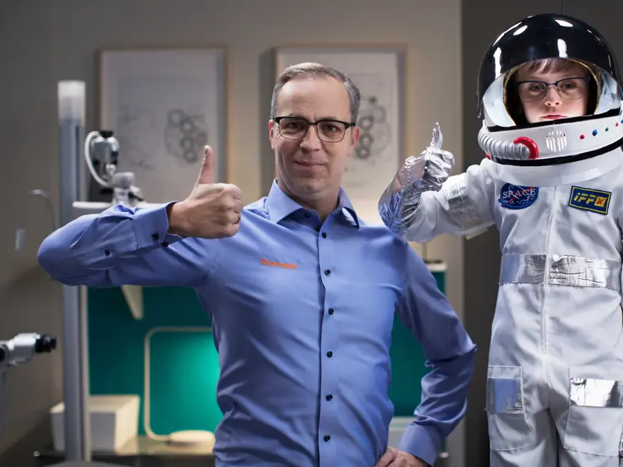 En mann og et barn med tommel opp