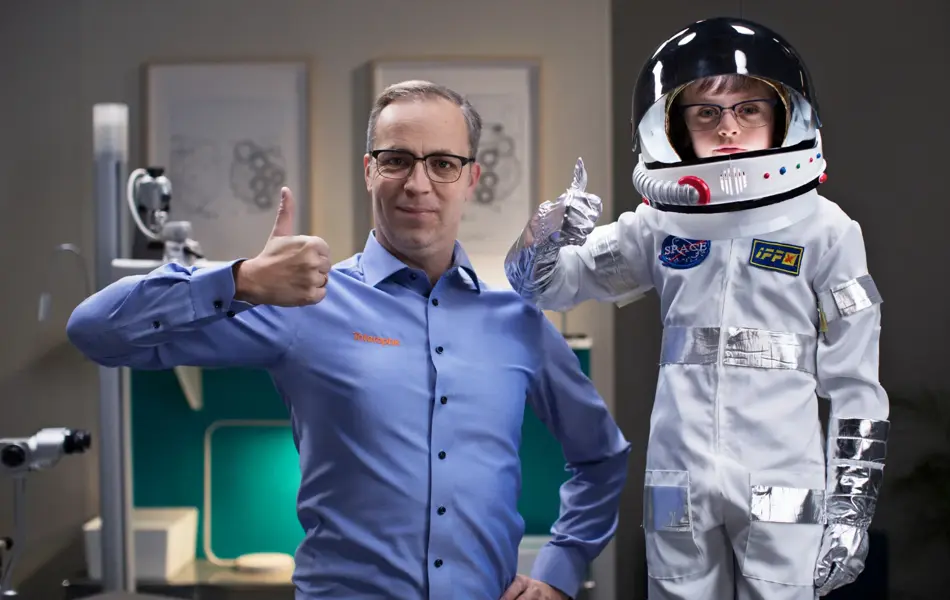 En mann og et barn med tommel opp