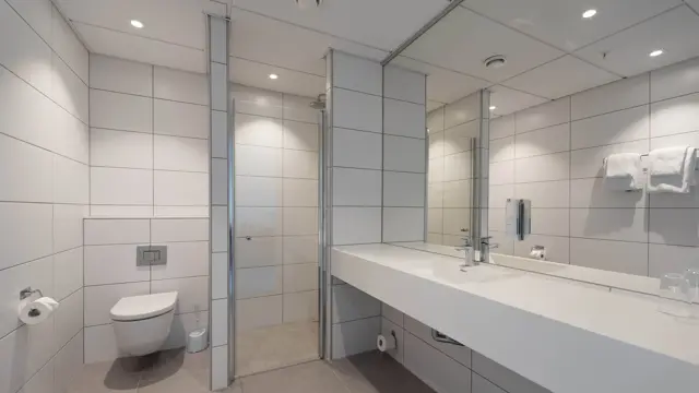 Bilde av bad med dusj, toalett og vask i Juniorsuiten