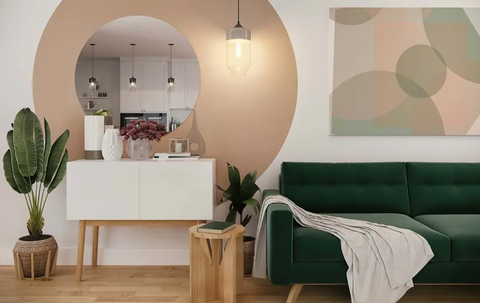 Interiørfoto med planter, velursofa, skap, malt sirkel på veggen, sirkelformet speil, bilde på veggen med sirkler. Duse farger i grønn, naturtre, hvitt og pudder. Interiørtrend vår 2022.