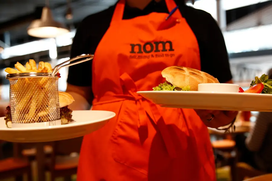 Dame serverer mat på Nom 