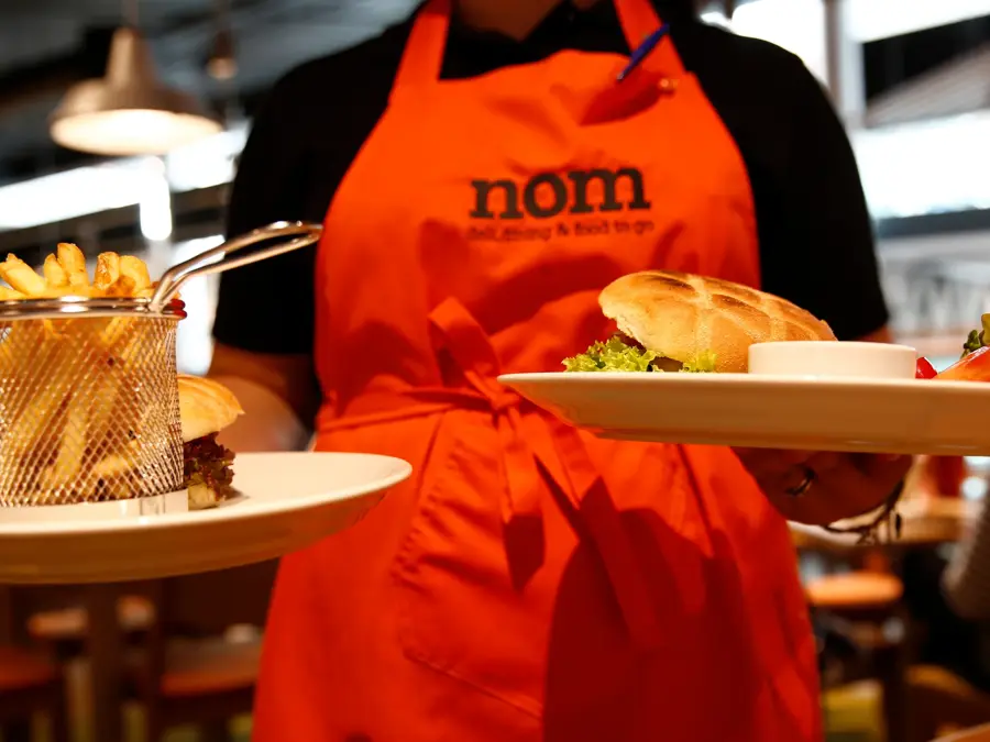 Dame serverer mat på Nom 