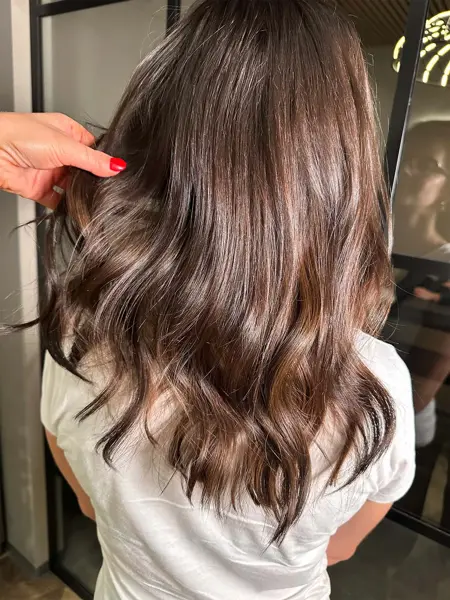 Dame som har fått stylet håret sitt