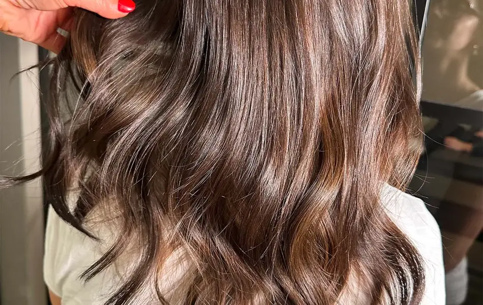 Dame som har fått stylet håret sitt