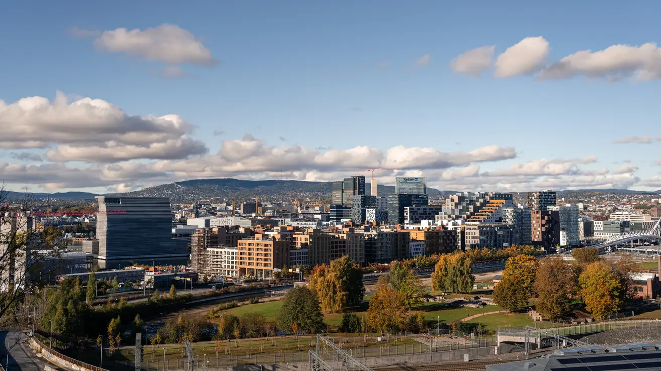 Utsikt over Oslo fra Ekeberg i dagslys under blå himmel.