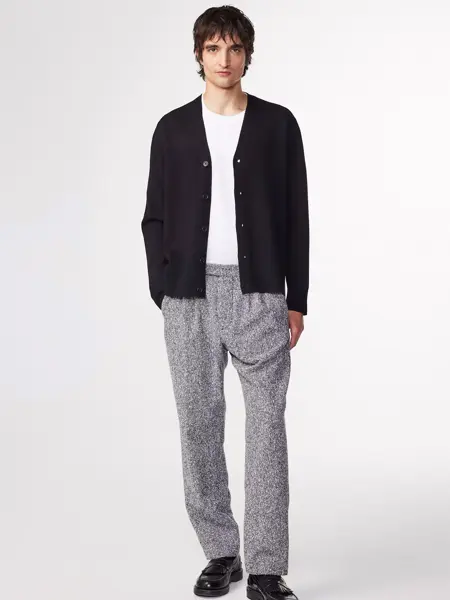 Mann som smiler til kamera