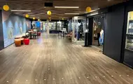 Fellesareal på Lompensenteret, gang med butikker langs sidene.