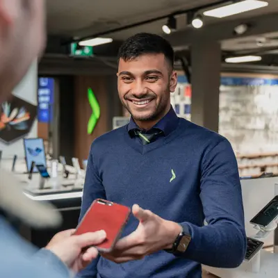 Smilende ansatt på Elkjøp