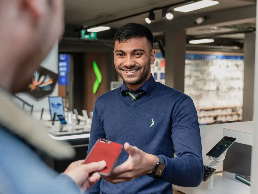 Smilende ansatt på Elkjøp