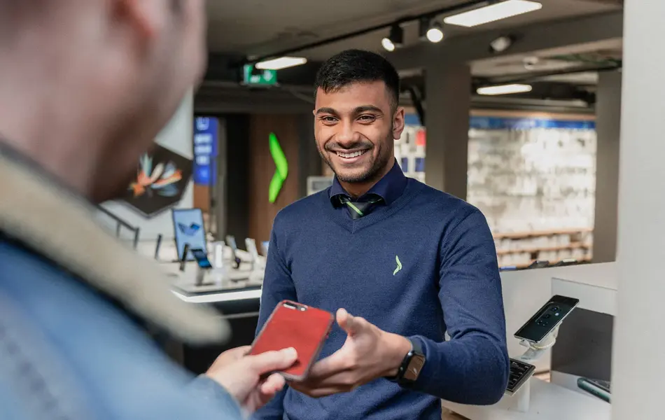 Smilende ansatt på Elkjøp