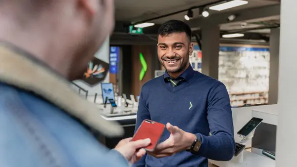 Smilende ansatt på Elkjøp
