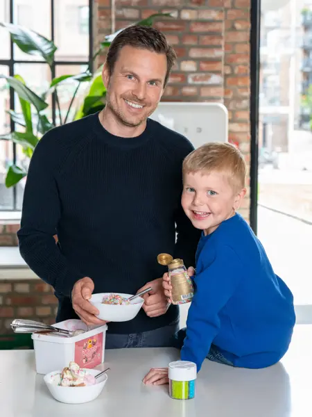 Mann og gutt som spiser is