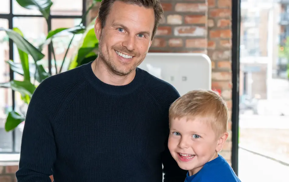 Mann og gutt som spiser is