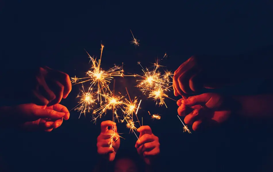 Flere stjerneskudd som lyser opp hendene som holder dem.