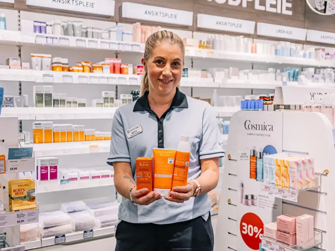 Dame som holder frem solkrem