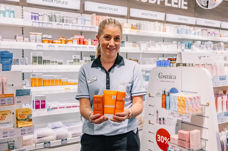 Dame som holder frem solkrem