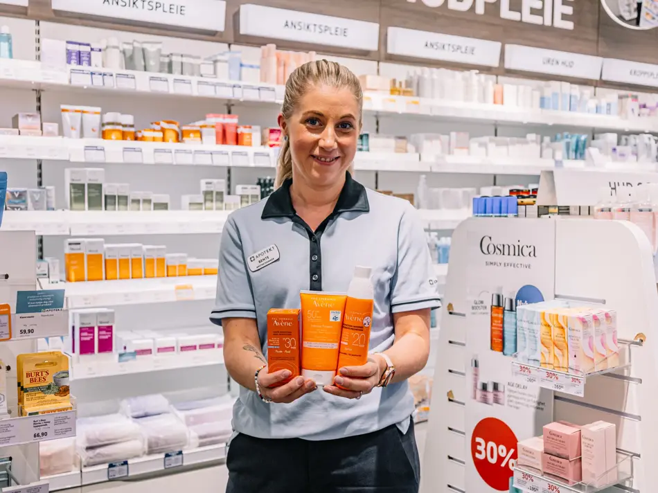 Dame som holder frem solkrem