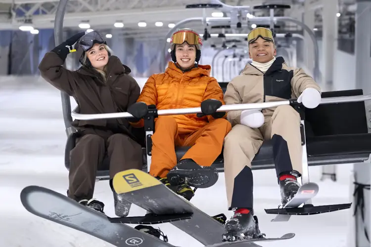 Vi drømmer om en hvit jul, milevis med silkeføre og puddersnø i bakken. Utstyret du trenger vil vinterens eventyr finner du på Sandvika Storsenter.