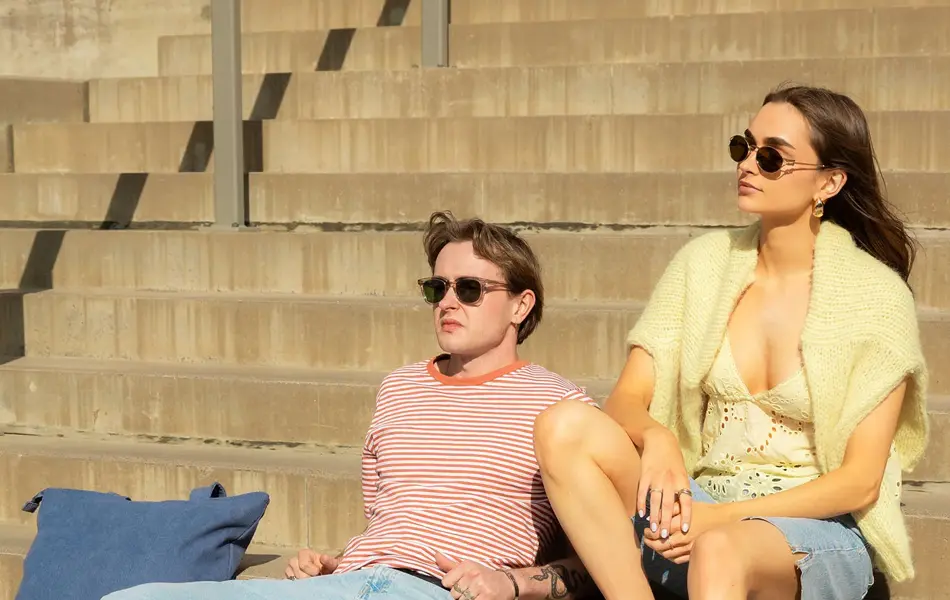 Mann og dame som sitter i en trapp