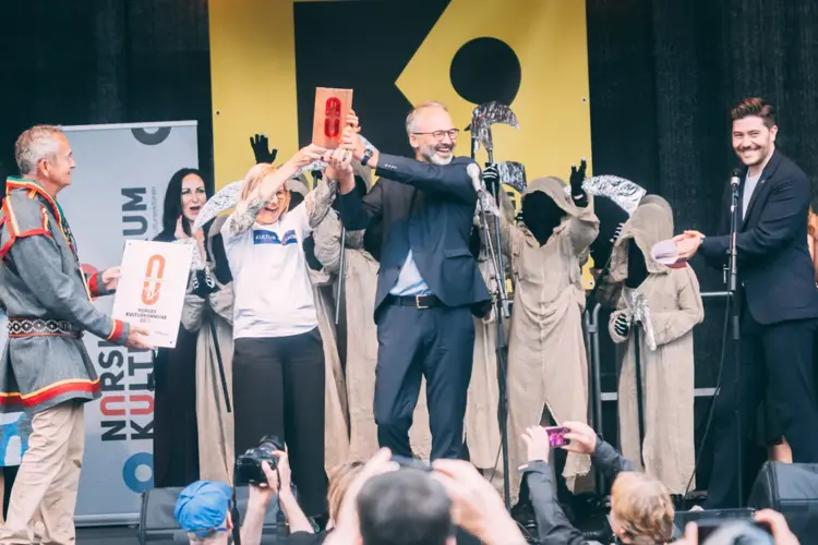 Lillestrøm kommune vant prisen Norges kulturkommune 2023. Her mottar ordfører Jørgen Vik (Ap) vandrepokalen fra juryleder Grunde Almeland. Foto: Nikolai Grasaasen / Norsk kulturforum.