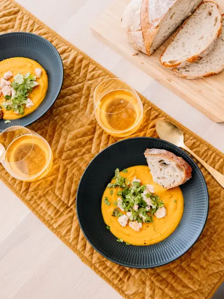 Gresskarsuppe i skål på bord