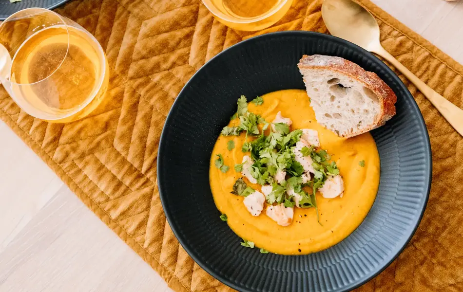 Gresskarsuppe i skål på bord