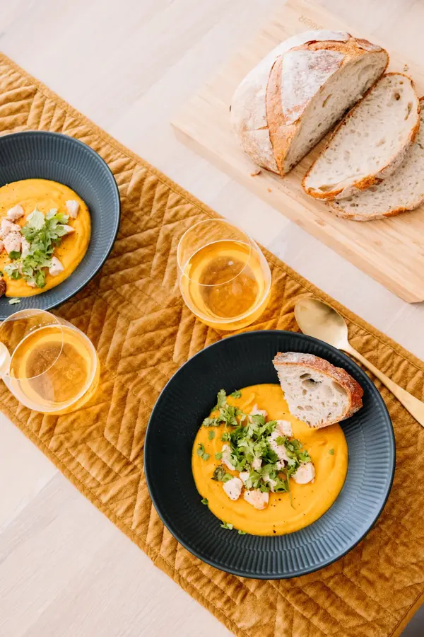 Gresskarsuppe i skål på bord